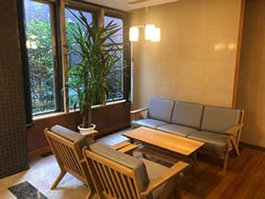 自然光が明るいラウンジ