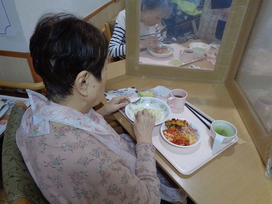 食事を楽しむ風景