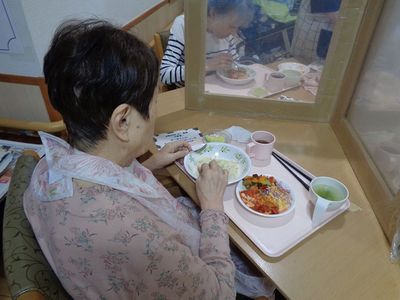 食事を楽しむ風景