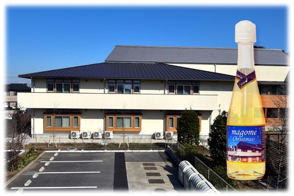 広い駐車スペースの外観