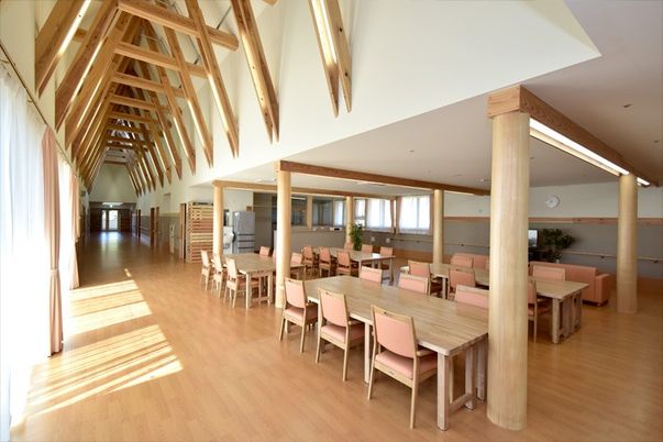 自然光が入る食堂