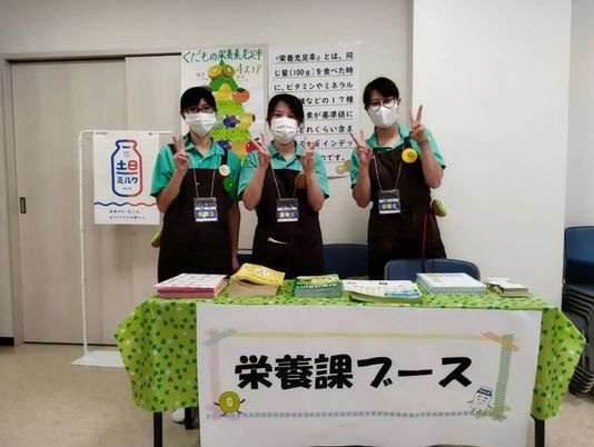 栄養課ブースの職員  