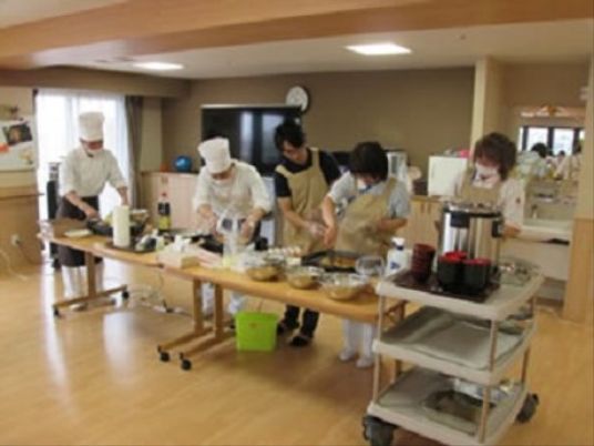 料理を指導するスタッフ