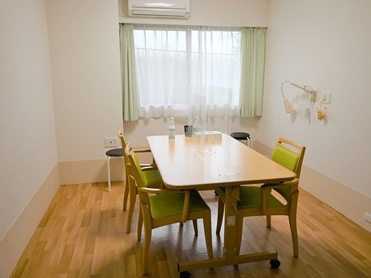 明るい会議テーブルの部屋  
