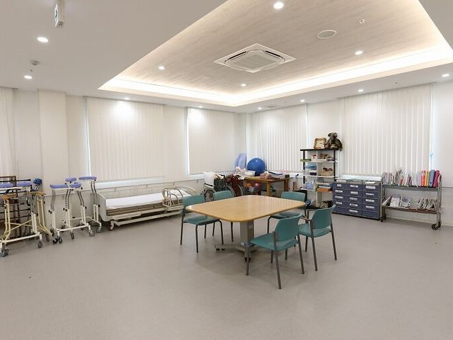 機能訓練室の机と器具  