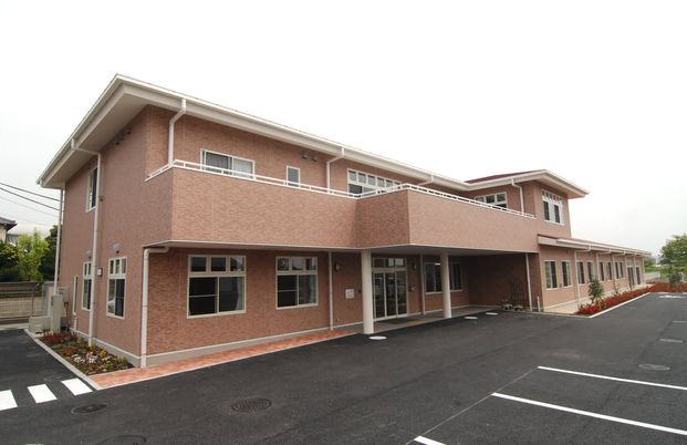 レンガ調の建物外観