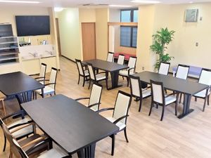 明るい食堂のテーブル  