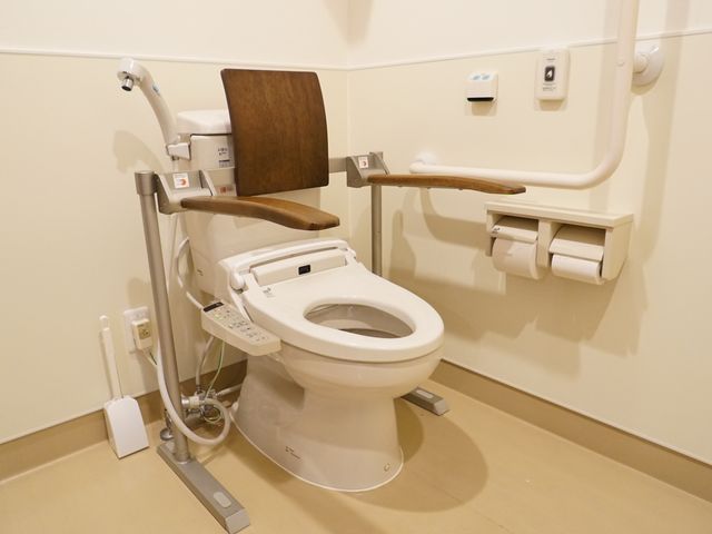 バリアフリー対応のトイレ トイレ 手すりが整った清潔なトイレ空間です。すべての人に安全で使いやすい環境を提供しています。