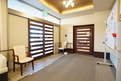 玄関エリアの明るい空間