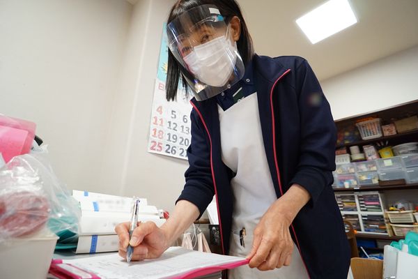 書類に記入する職員