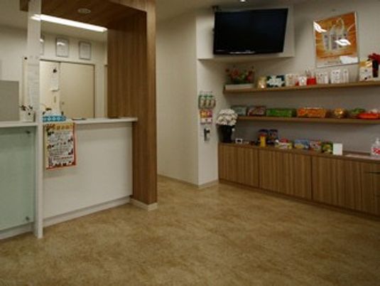 受付と掲示物のあるロビー  