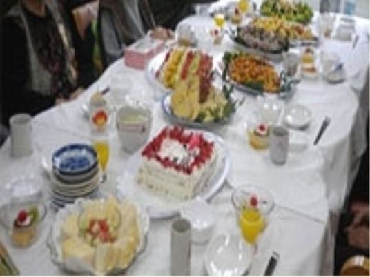 食卓の料理と装飾