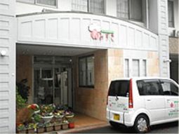 明るいエントランスと送迎車