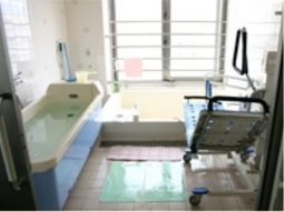 明るい浴室と介助用ベッド