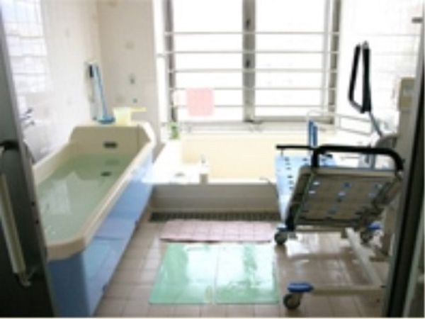 明るい浴室と介助用ベッド