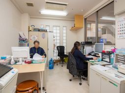 事務室で働くスタッフ