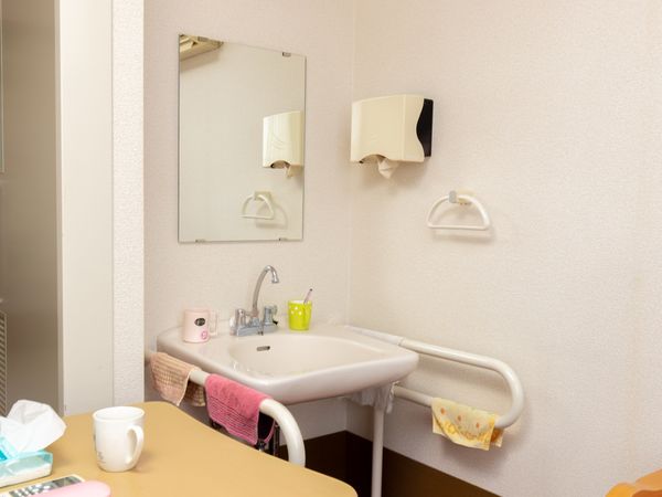 シンプルな洗面台と鏡