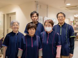 笑顔のスタッフたち集合