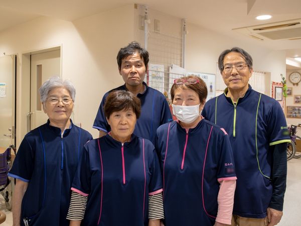笑顔のスタッフたち集合