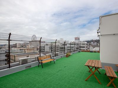 屋上緑の広場ベンチあり