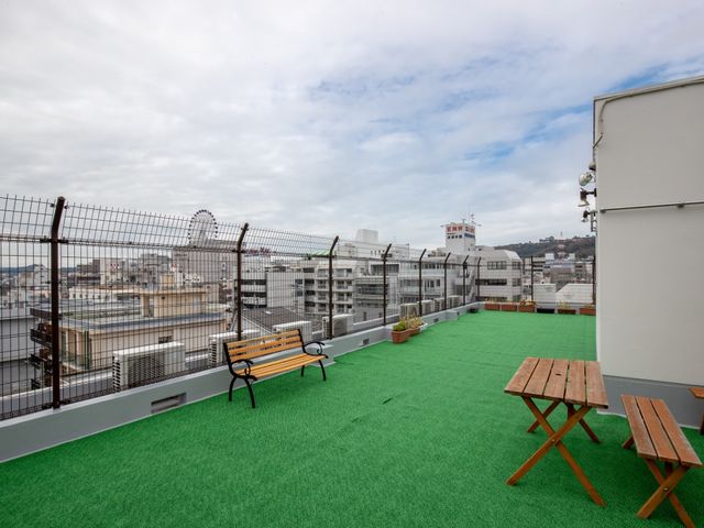 屋上緑の広場ベンチあり