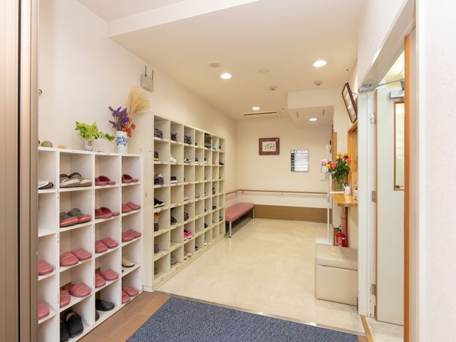 明るいエントランスの靴棚