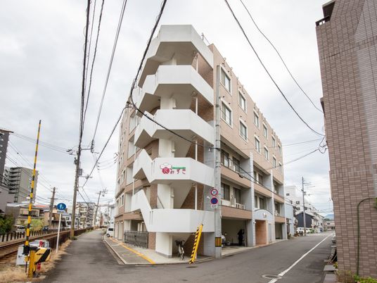 多階層の建物外観