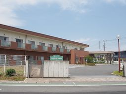 広々とした施設の外観