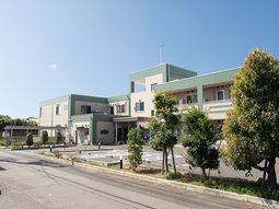 緑豊かな施設外観