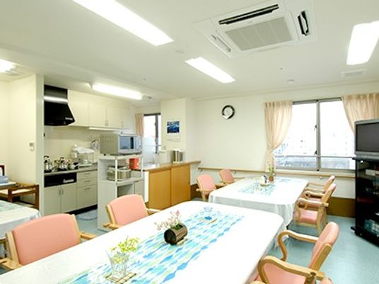 明るい共有ダイニングスペース