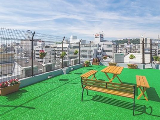 都会の景観を望むテラス