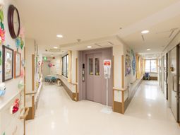 廊下に彩りを添える装飾