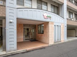 明るい建物のエントランス