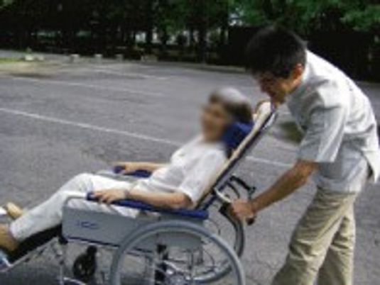 車椅子を押す様子の外観