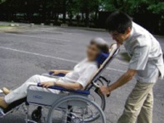 車椅子を押す様子の外観