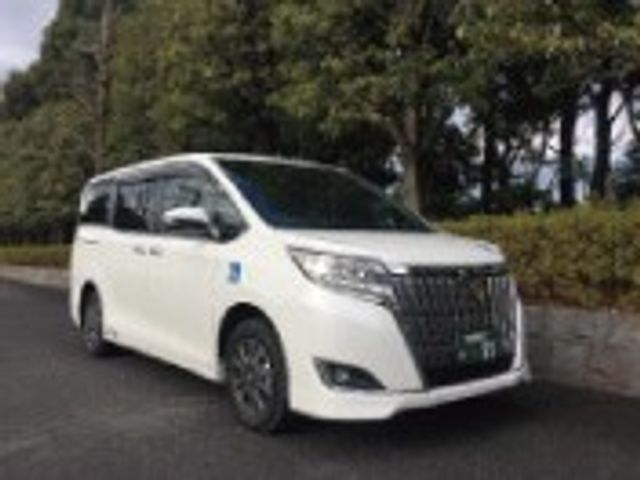 施設送迎車 外観 送迎車は快適な移動を提供し、利用者の方々が安全に移動できます。清潔でゆったりとしています。