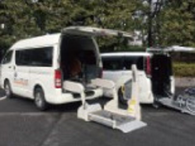 車椅子用リフトバス 外観 車椅子用のリフト付きバスが駐車されています。移動時も快適にサポートできます。