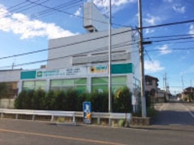 白い建物の外観