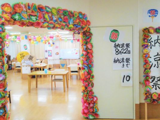 飾り付けられた室内