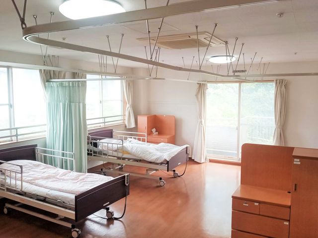 自然光が入る居室 居室 広々とした空間には、自然光がたっぷりと差し込み、快適に過ごせます。シンプルで機能的なデザインの部屋です。