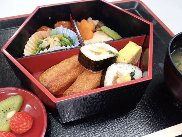 彩り豊かな料理 料理 季節の食材を使った彩り豊かな和食です。目でも楽しめる美しい盛り付けになっています。