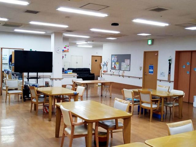 明るいテーブルと椅子のある部屋 ダイニングルーム 広々とした明るい空間では、リラックスしながら過ごせます。車椅子利用者も安心です。