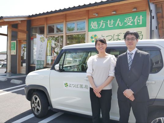 スタッフと送迎車の外観  