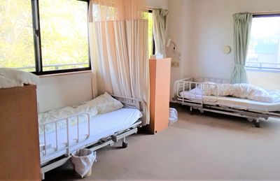 窓際の二台のベッド居室