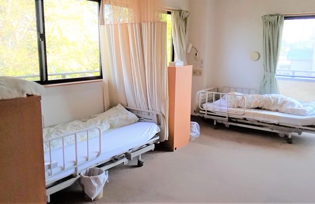 窓際の二台のベッド居室