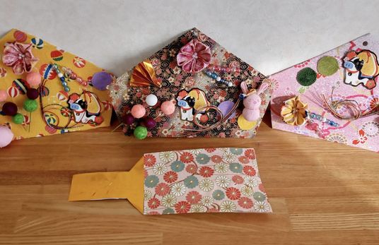 手作りの飾り品が並ぶテーブル
