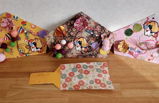 手作りの飾り品が並ぶテーブル