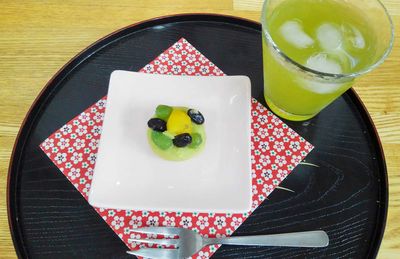 和菓子と飲み物のセット