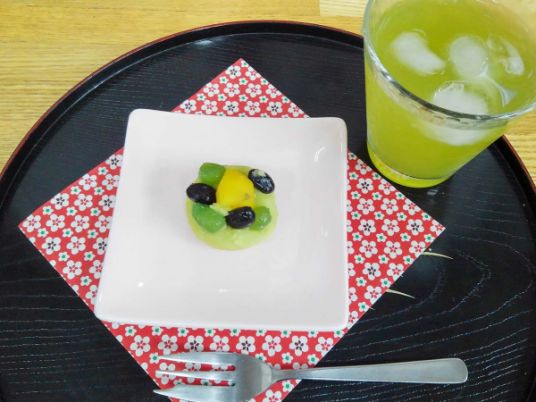 和菓子と飲み物のセット