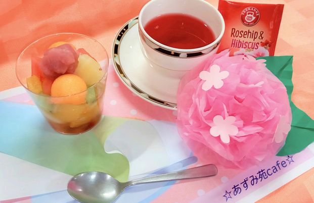 鮮やかなカフェのテーブル
